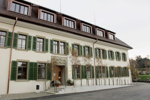 Die Westfront des Klosters, die bis zur Fensterunterkante mit „Exzellent STP“ verputzt worden ist