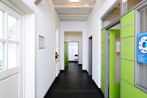 Einzelne, sorgsam aufbereitete alte Bohlen halten die Geschichte des Hauses lebendig