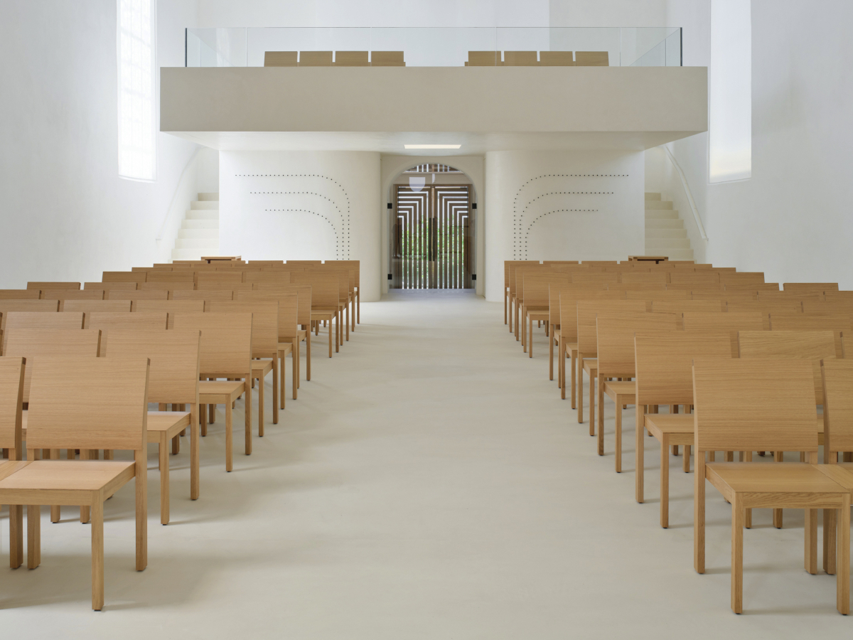 Heute ist der Kirchraum hell und licht, der Chorraum ist geöffnet und Altar und Bestuhlung sind gestalterisch reduziert