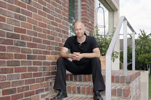  Thomas Wieckhorst, verantwortlicher Redakteur, auf der Treppe der Wohnhauserweiterung in Aachen-Richterich – einem der deutschen Beiträge zur 13. Architektur-Biennale in Venedig (ab Seite 8)Kontakt: 05241/801040, thomas.wieckhorst@bauverlag.de 
