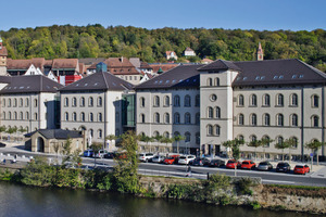  Die kernsanierten Gebäude der ehemaligen Justizvollzugsanstalt in Schwäbisch Hall wurden mit Glasübergängen miteinander verbundenFotos: Caparol / Martin Duckek 