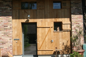  Eingang ins Wohnhaus mit Holzschale 
